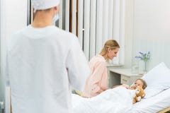 le modern som sitter på dottersäng fotografering för bildbyråer le modern som sitter på dottersäng fotografering för bildbyråer