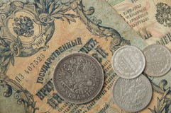 Le monete russe e d'argento antiche ed i vecchi tempi delle banconote di Nicolay2 immagine stock libera da diritti Le monete russe e d'argento antiche ed i vecchi tempi delle banconote di Nicolay2 immagine stock libera da diritti