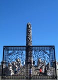 Le monolithe et la porte, sculpture centrale de parc de Vigeland, Oslo Images stock Le monolithe et la porte, sculpture centrale de parc de Vigeland, Oslo Images stock