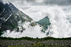 Le montagne sono coperte dalle nuvole fotografia stock Le montagne sono coperte dalle nuvole fotografia stock
