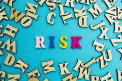 Le mot “risque “est présenté des lettres multicolores sur un fond bleu Lettres en bois dispersées photo stock Le mot “risque “est présenté des lettres multicolores sur un fond bleu Lettres en bois dispersées photo stock