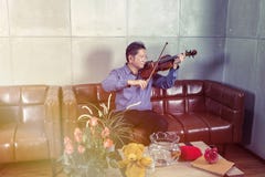Le musicien jouant le violon dans le salon détendent le temps photo libre de droits Le musicien jouant le violon dans le salon détendent le temps photo libre de droits