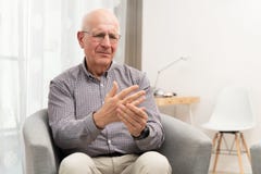 Le mâle plus âgé exprime la douleur photos stock Le mâle plus âgé exprime la douleur photos stock