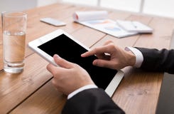 Le mâle utilisant le comprimé numérique, se ferment, vue de côté, images stock Le mâle utilisant le comprimé numérique, se ferment, vue de côté, images stock