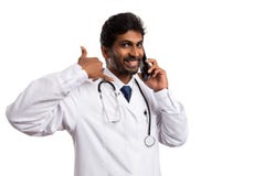 Le médecin parlant au téléphone et faisant m'appellent geste image libre de droits Le médecin parlant au téléphone et faisant m'appellent geste image libre de droits