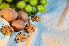 le noci e l'uva verde si trovano sul panno di tela immagini stock libere da diritti le noci e l'uva verde si trovano sul panno di tela immagini stock libere da diritti