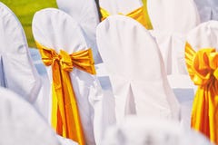 Le nozze presiedono la disposizione per la sede di nozze decorano con la coperta di tela bianca con l'organza dell'oro immagine stock libera da diritti Le nozze presiedono la disposizione per la sede di nozze decorano con la coperta di tela bianca con l'organza dell'oro immagine stock libera da diritti