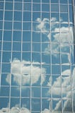 Le nuvole hanno riflesso in una finestra del ` s dell'edificio per uffici, Portland, Oregon Fotografia Stock Le nuvole hanno riflesso in una finestra del ` s dell'edificio per uffici, Portland, Oregon Fotografia Stock