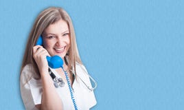 Le och vänlig medicinsk doktor med telefonen arkivfoton Le och vänlig medicinsk doktor med telefonen arkivfoton