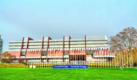 Le palais de l'Europe, construit en 1977, est le siège du Conseil de l'Europe et l'ancien siège du Parlement européen Photo stock Le palais de l'Europe, construit en 1977, est le siège du Conseil de l'Europe et l'ancien siège du Parlement européen Photo stock