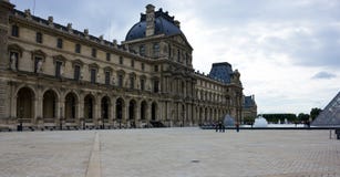 Le palais de Louvre à Paris, France, le 25 juin 2013 photos libres de droits Le palais de Louvre à Paris, France, le 25 juin 2013 photos libres de droits