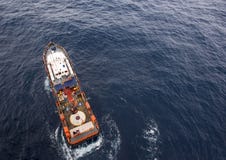 Le panier de personnel se laissant tomber vers le bas pour servir d'équipier la plate-forme de bateau photographie stock libre de droits Le panier de personnel se laissant tomber vers le bas pour servir d'équipier la plate-forme de bateau photographie stock libre de droits