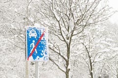 Le panneau routier et les arbres sont couverts de neige Hiver, froid Photos stock Le panneau routier et les arbres sont couverts de neige Hiver, froid Photos stock