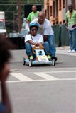 Le papa pousse la fille dans la boîte Derby Race de savon d'Atlanta photographie stock Le papa pousse la fille dans la boîte Derby Race de savon d'Atlanta photographie stock