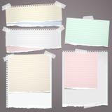 Le papier déchiré blanc et coloré de carnet, déchiré a rayé des bandes de papier de note coincées sur le fond brun Illustration d illustration de vecteur Le papier déchiré blanc et coloré de carnet, déchiré a rayé des bandes de papier de note coincées sur le fond brun Illustration d illustration de vecteur