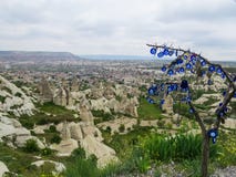 Le parc national de Goreme est situé près du village de Goreme, Cappadocia, Turquie Dans le premier plan un arbre sec avec turc p photographie stock libre de droits Le parc national de Goreme est situé près du village de Goreme, Cappadocia, Turquie Dans le premier plan un arbre sec avec turc p photographie stock libre de droits