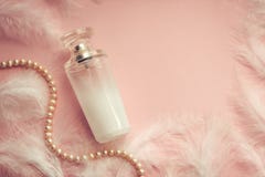 Le parfum des femmes sur un fond rose sensible avec des plumes photos libres de droits Le parfum des femmes sur un fond rose sensible avec des plumes photos libres de droits