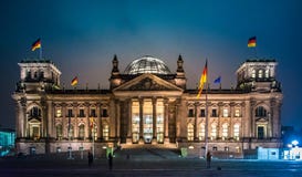 Le Parlement et sort malheureux Reichstag Berlin Reichskuppel photos stock Le Parlement et sort malheureux Reichstag Berlin Reichskuppel photos stock