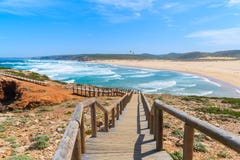 Le passage couvert en bois au Praia font la plage de Bordeira Photographie stock libre de droits Le passage couvert en bois au Praia font la plage de Bordeira Photographie stock libre de droits