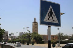 Le passage piéton africain peu commun se connectent la rue de Nairobi image stock Le passage piéton africain peu commun se connectent la rue de Nairobi image stock