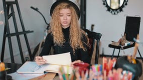 Le peintre féminin colore des croquis banque de vidéos Le peintre féminin colore des croquis banque de vidéos