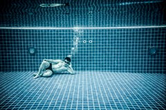 Le persone si trova sotto l'acqua in una piscina fotografie stock Le persone si trova sotto l'acqua in una piscina fotografie stock