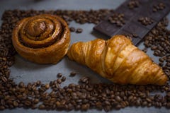 Le petit d?jeuner de chocolat de croissant de caf? a arrang? sur une vue sup?rieure de fond gris de pierre Photo dans un bas cadr images stock Le petit d?jeuner de chocolat de croissant de caf? a arrang? sur une vue sup?rieure de fond gris de pierre Photo dans un bas cadr images stock