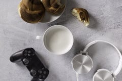 Le petit d?jeuner de l'homme avec le jeu ?couteurs, caf?, petit pain de cannelle image stock Le petit d?jeuner de l'homme avec le jeu ?couteurs, caf?, petit pain de cannelle image stock