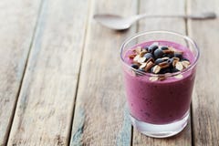 Le petit déjeuner sain du smoothie, du dessert, du yaourt ou du milkshake avec la baie et l'avoine surgelées a décoré le chocolat Image libre de droits Le petit déjeuner sain du smoothie, du dessert, du yaourt ou du milkshake avec la baie et l'avoine surgelées a décoré le chocolat Image libre de droits