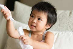 Le petit enfant asiatique remet tirer et partager le papier de soie de soie blanc photos stock Le petit enfant asiatique remet tirer et partager le papier de soie de soie blanc photos stock