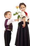 Le petit garçon donne une fille qu'un jaune s'est levée Photographie stock Le petit garçon donne une fille qu'un jaune s'est levée Photographie stock