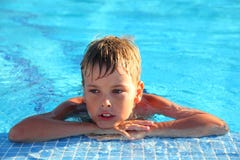 Le petit garçon se situe en piscine Photo libre de droits Le petit garçon se situe en piscine Photo libre de droits