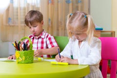 Le petit prescool deux mignon badine le dessin images stock Le petit prescool deux mignon badine le dessin images stock