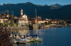 Le petit village de Feriolo près de Baveno, situé sur le lac Maggio photographie stock Le petit village de Feriolo près de Baveno, situé sur le lac Maggio photographie stock