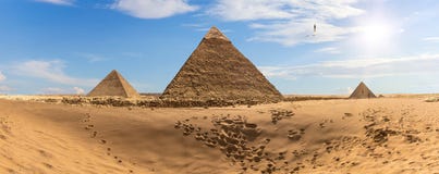 Le piramidi dell'Egitto nel deserto, panorama immagine stock Le piramidi dell'Egitto nel deserto, panorama immagine stock