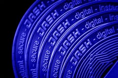 Le plan rapproché de tiret de cryptocurrency de pièce de monnaie sur le fond noir bleu photographie stock Le plan rapproché de tiret de cryptocurrency de pièce de monnaie sur le fond noir bleu photographie stock