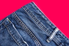 Le plan rapproché des jeans halète sur un fond rouge photos libres de droits Le plan rapproché des jeans halète sur un fond rouge photos libres de droits