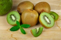Le plan rapproché du kiwi vert frais se trouvant sur une table en bois légère, tranche de kiwi, a empilé le kiwi sur une table en images stock Le plan rapproché du kiwi vert frais se trouvant sur une table en bois légère, tranche de kiwi, a empilé le kiwi sur une table en images stock