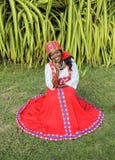 Le plein corps vertical d'une femme joyeuse d'Afro-am?ricain dans une robe russe nationale color?e lumineuse photos libres de droits Le plein corps vertical d'une femme joyeuse d'Afro-am?ricain dans une robe russe nationale color?e lumineuse photos libres de droits