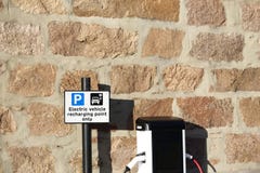 Le point de charge électrique pour des vélos de voitures de véhicules ne libèrent aucune charge actionnée en parc de vente au dét photo libre de droits Le point de charge électrique pour des vélos de voitures de véhicules ne libèrent aucune charge actionnée en parc de vente au dét photo libre de droits