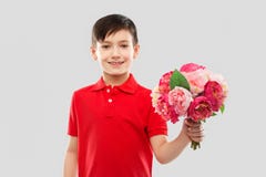 Le pojken med gruppen av pionblommor arkivbilder Le pojken med gruppen av pionblommor arkivbilder