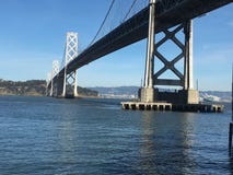 Le pont de baie, de San Francisco dans l'île de Yerba Buena, 1 images libres de droits Le pont de baie, de San Francisco dans l'île de Yerba Buena, 1 images libres de droits