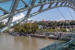 Le pont de la paix au-dessus de la rivière Kura à Tbilisi images libres de droits Le pont de la paix au-dessus de la rivière Kura à Tbilisi images libres de droits