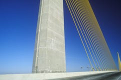 Le pont de Skyway de soleil à Tampa Bay, la Floride images stock Le pont de Skyway de soleil à Tampa Bay, la Floride images stock