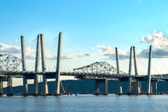 Le pont de Tappan Zee enjambant Hudson River un beau jour ensoleillé, plan rapproché a tiré, Tarrytown, New York hors de la ville photographie stock Le pont de Tappan Zee enjambant Hudson River un beau jour ensoleillé, plan rapproché a tiré, Tarrytown, New York hors de la ville photographie stock