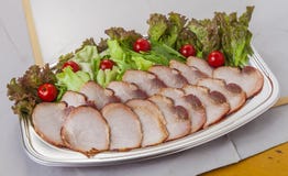 Le porc grillé tout entier a assorti avec les tomates et la laitue dans la gamelle photos libres de droits Le porc grillé tout entier a assorti avec les tomates et la laitue dans la gamelle photos libres de droits