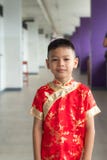 Le portrait d'un garçon s'est habillé en Chine rouge images stock Le portrait d'un garçon s'est habillé en Chine rouge images stock