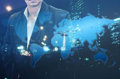 Le portrait d'un homme d'affaires barbu sûr se tenant avec ses mains dans des poches a recouvert le backgro de carte de paysage e Images libres de droits Le portrait d'un homme d'affaires barbu sûr se tenant avec ses mains dans des poches a recouvert le backgro de carte de paysage e Images libres de droits