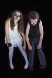 Le portrait d'une fille et d'un garçon s'est habillé pour la célébration de Halloween image libre de droits Le portrait d'une fille et d'un garçon s'est habillé pour la célébration de Halloween image libre de droits