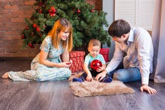 Le portrait de famille de Noël dans le salon à la maison de vacances, Chambre décorant par l'arbre de Noël mire la guirlande photos libres de droits Le portrait de famille de Noël dans le salon à la maison de vacances, Chambre décorant par l'arbre de Noël mire la guirlande photos libres de droits